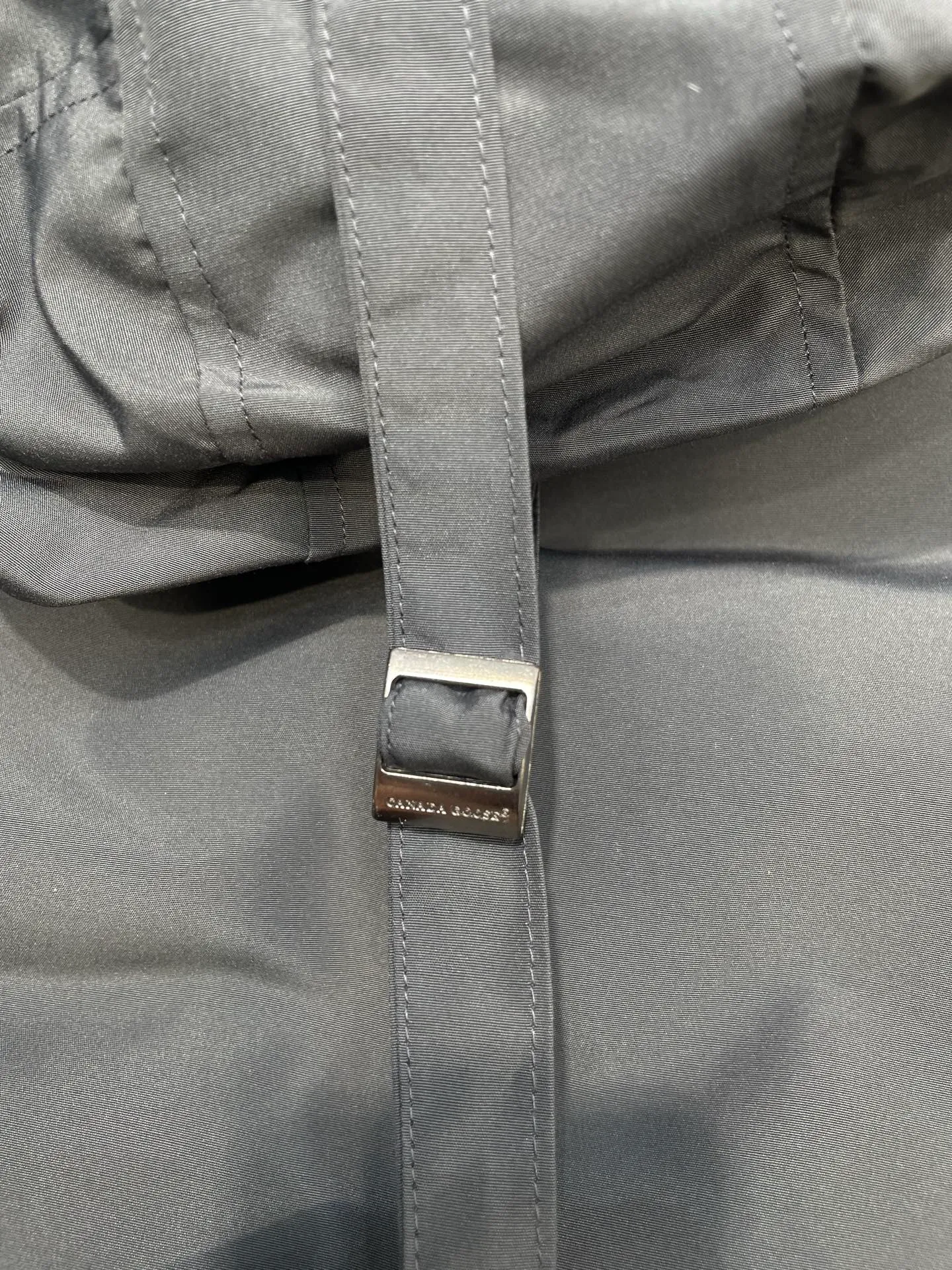 P780 high-end version Canada Goose Canada Goose #Chilliwack 7999M bomber jacket short down jacket/01 model #Men and Women Same Style# ➖ Genuine synchronous anti-counterfeiting chip sensor! ➖ Imported 21S polyester-cotton blended original fabric [last year’s 16S/18S hard fabrics have been completely eliminated, this year all use 21S genuine synchronous fabrics, the soft mid-strap feels delicate and textured], genuine synchronous Feather-Light 10D waterproof coating fabric, made of 84.5 polyester fiber and 15.5 cotton, 100% the best feel in the entire network! ➖ The genuine official website is synchronized with the national standard 80 white duck down, you can check the official website customer service, there will never be a series of misleading claims such as 90 down or goose down! ➖ Using the best nylon lining with double double-layer sealing design, velvet-proof No. 7 needle + grid-filled down ready-made garments, there is 100% no so-called velvet running! ➖ The cuffs are designed with thickened seamless threads, and the collar and pockets are lined with top-quality polar fleece to keep you warm and comfortable! ➖ Yoshida YKK provides original custom-made electroplated sliders. YKK two-way lockable zippers are tight and smooth and will not peel off paint! ➖ 3M composite guarantees that the Velcro is the same as the original, durable, and all accessories and hardware are custom-made! ➖ Imported BEHRINGER embroidery machine to customize the 10,000-needle embroidery logo, 98% of which can be reproduced to restore the original logo. You can check and compare on the official website! ➖ The fur collars are all made of large pieces of Western Canadian blue wolf hide, ensuring that each fur collar is 13-15cm wide!   Size:XS-XXL